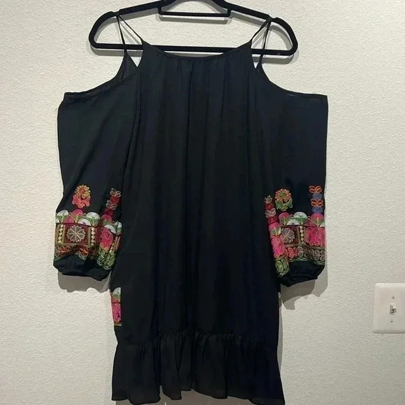 VAVA by Joy Han GABI Open/Cold Shoulder Dress Med with embroidered elephants - Picture 6 of 9